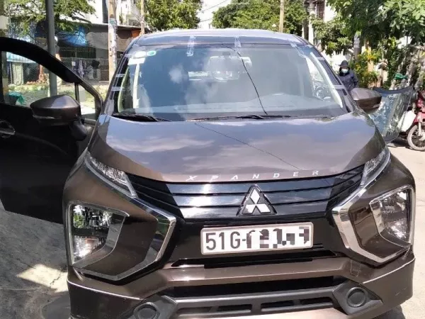 Dịch vụ thay kính chắn gió xe innova tận nơi